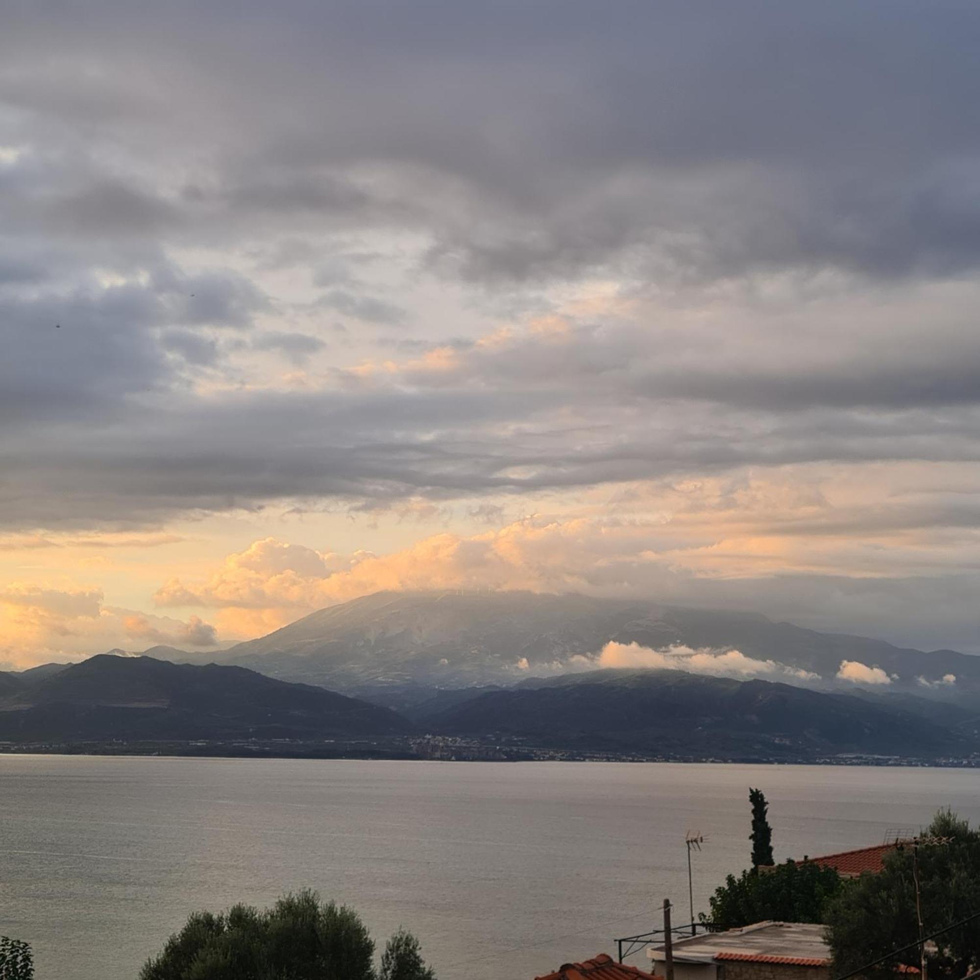 Villa View By The Castle Nafpaktos Exterior foto